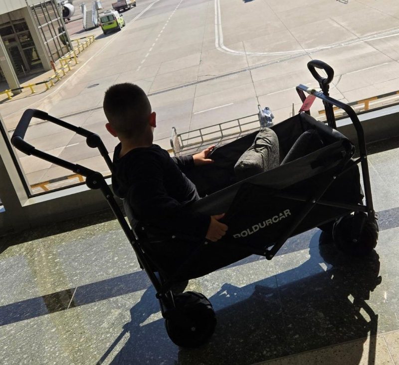 Katlanır yük arabası, geniş tekerlekli siyah model, terminal önü